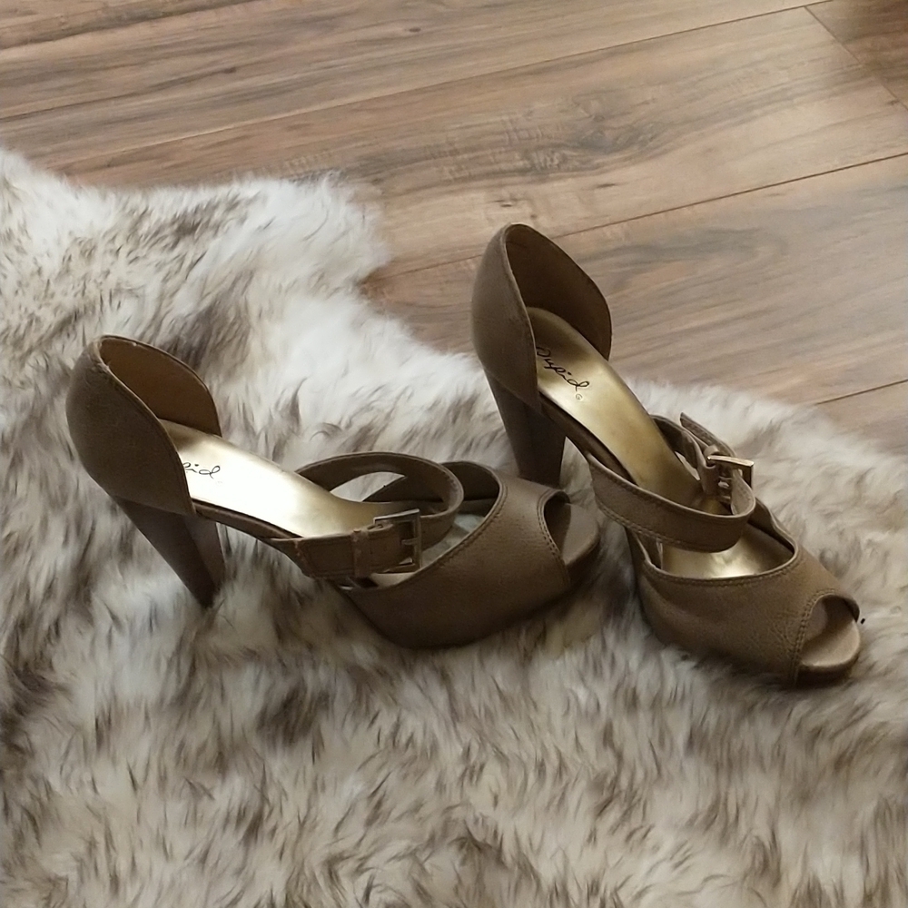 Super cute tan Qupid heels